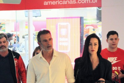 Marcos Pasquim é visto com a namorada em shopping do Rio