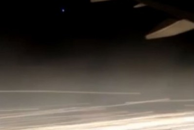 Vídeo: turbina de avião explode durante decolagem em Florianópolis