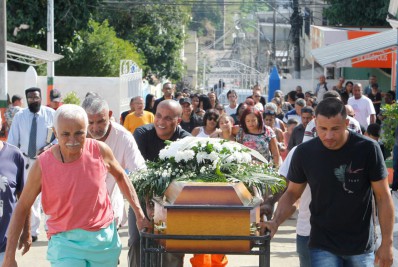 Idosa morta após ataque de pitbull é enterrada em Nilópolis