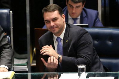 Em nova mensagem, Flávio diz que está com Bolsonaro 'para o que der e vier'