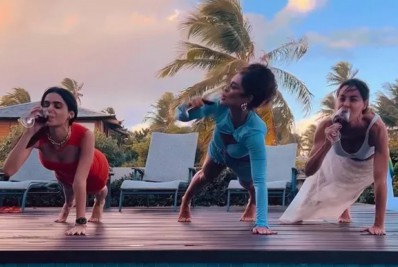 Viralizou! Juliana Paes faz desafio do vinho com amigas e brinca: 'Equilíbrio é tudo'