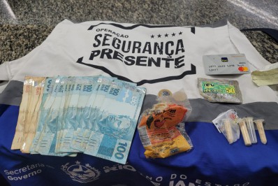 Homem é preso após abaixar short e mostrar pênis para criança em praia