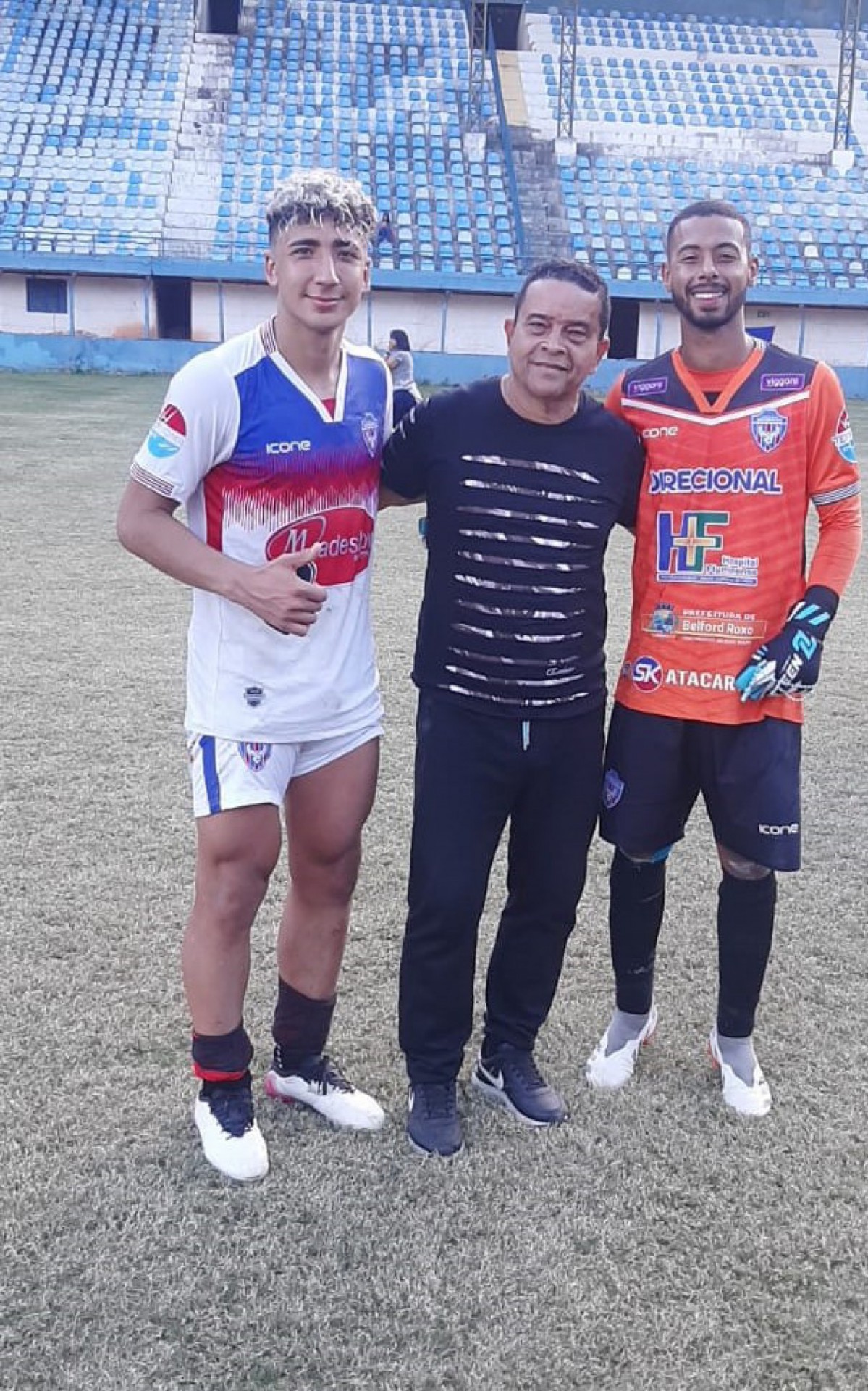 Jackson Macedo (centro), com o autor do primeiro gol, Rondon e o goleiro Bruno, que teve excelente participa&ccedil;&atilde;o na partida