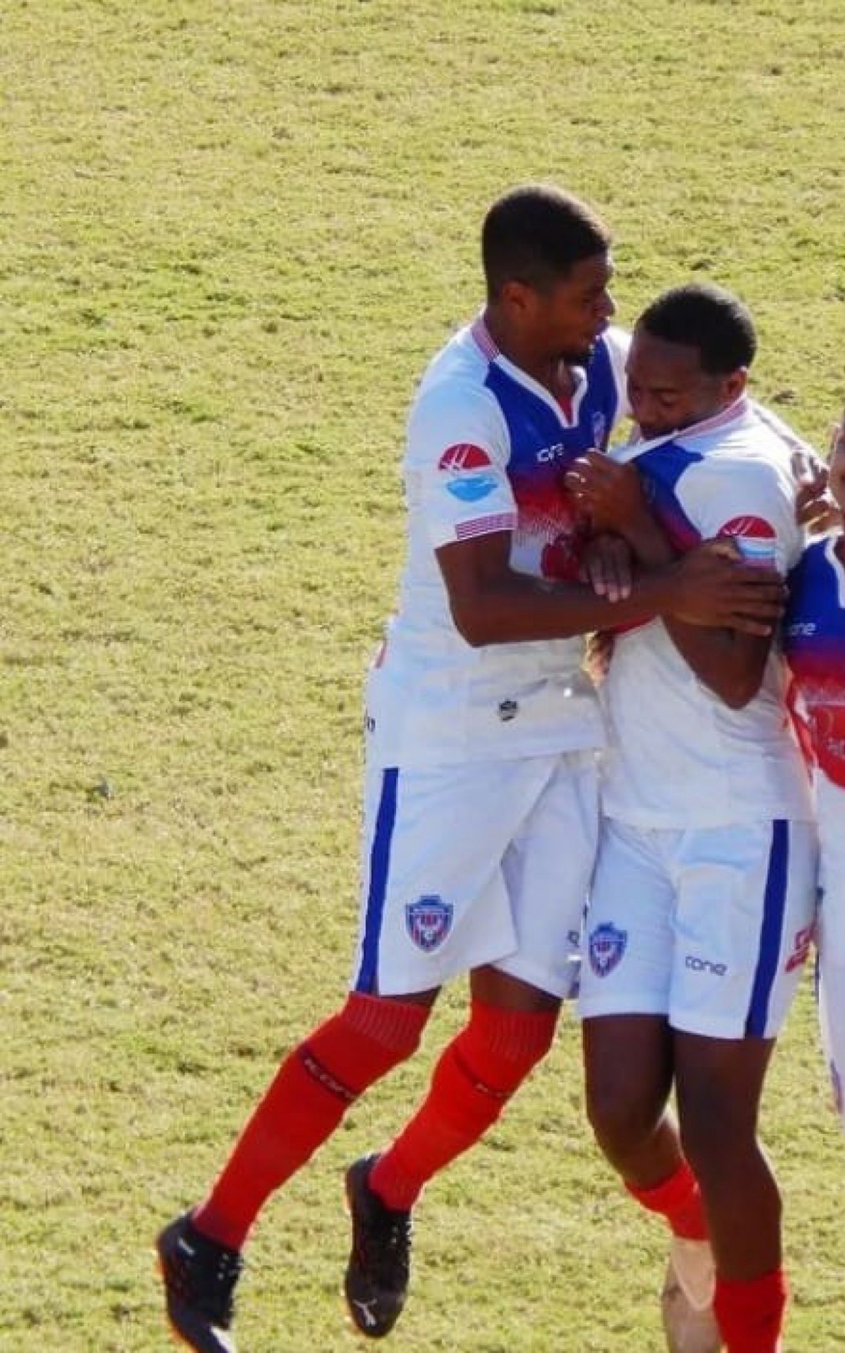 O zagueiro Rafael e o volante Jefinho comemorando o gol do Buscap&eacute; (Centro)
