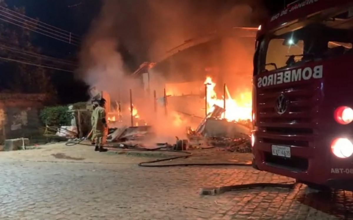 Equipes do Corpo de Bombeiros lutaram para controlar as altas chamas e evitar risco de explos&atilde;o