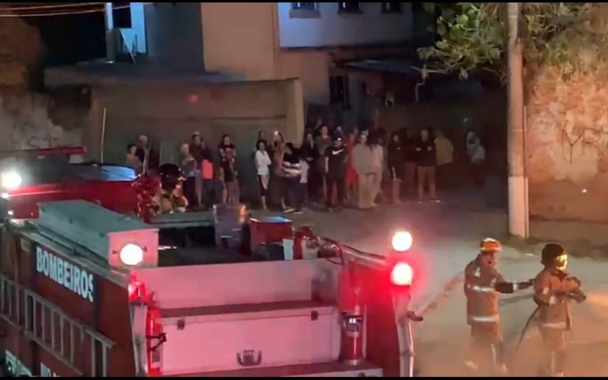 Moradores da rua Filomena, pr&oacute;xima ao Sop&atilde;o, saem assustados de suas casas para preocupados com o inc&ecirc;ndio