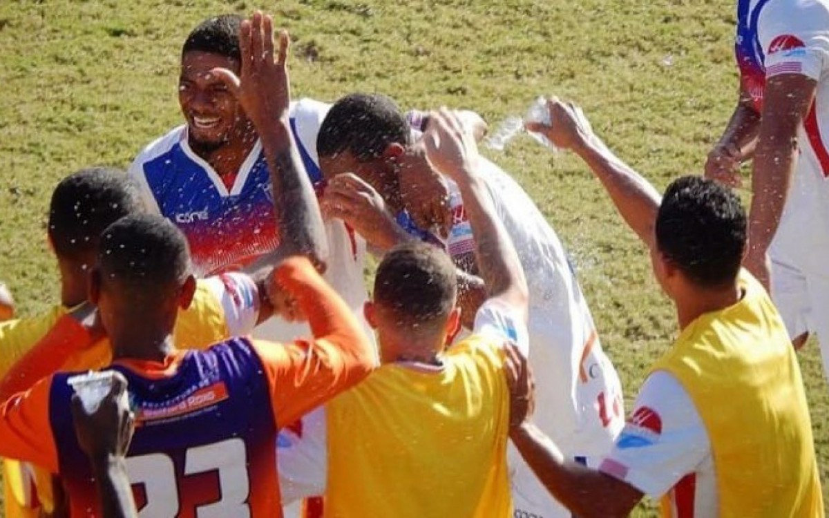 Jogadores comemoram o gol de Rondon na vit&oacute;ria de 3 a 1 em Petr&oacute;polis