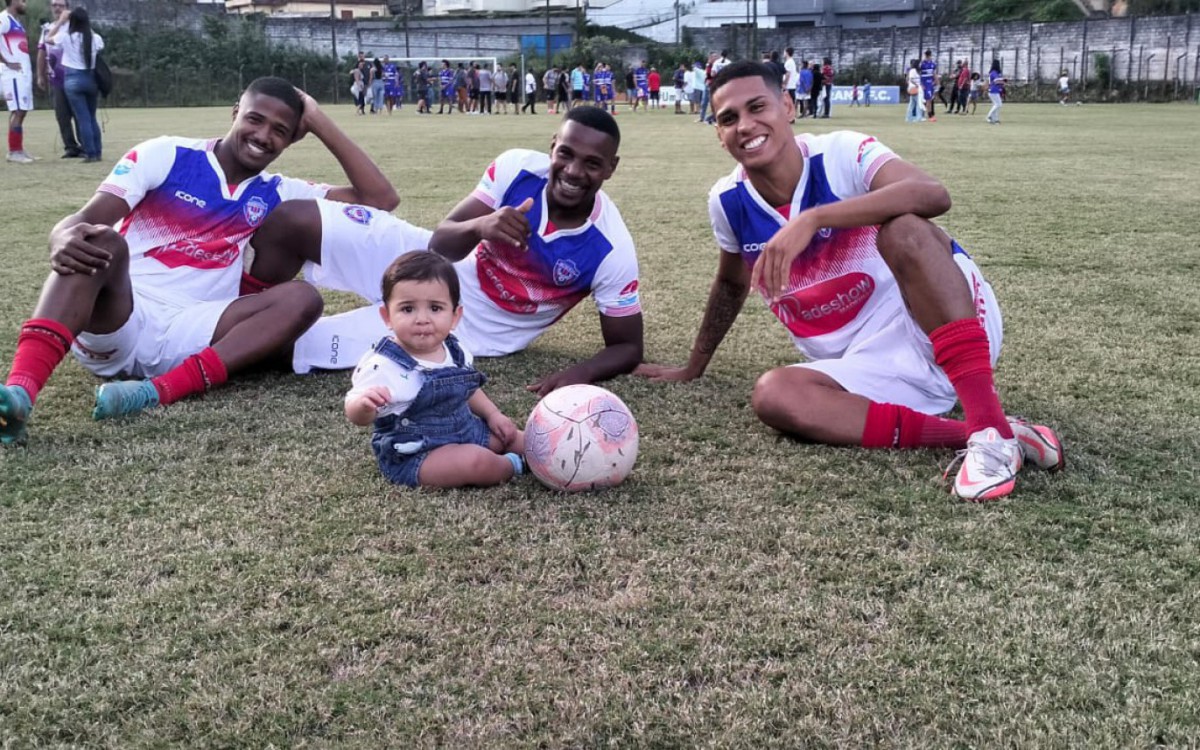 O jovem torcedor Theo Leal, j&aacute; acompanha os jogos do SE Belford Roxo, com os jogadores Klebinho, Santos e Caio