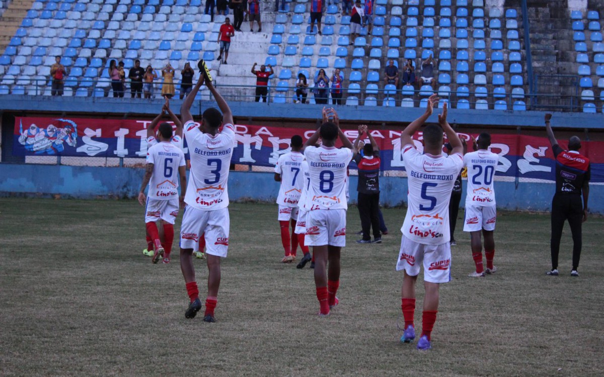 Jogadores agradecem o apoio dos torcedores em Petr&oacute;polis