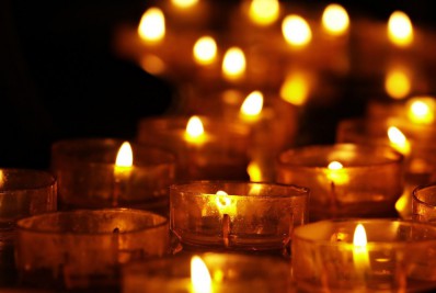 Conheça simpatia da vela para prosperar no trabalho