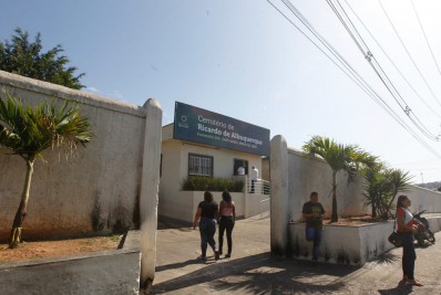 Familiares e amigos se despedem de supervisor de segurança morto na porta de casa em Realengo