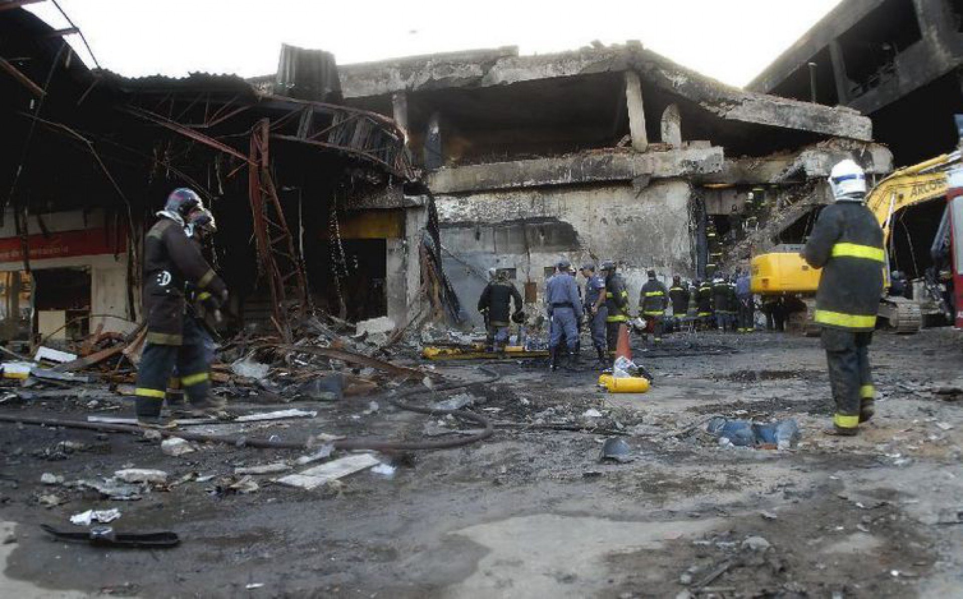 Bombeiros trabalham nas ruínas do prédio da TAM atingido pelo vôo 3054 à procura de mais vítimas do acidente - 19/07/2007/Valter Campanato/Agência Brasil