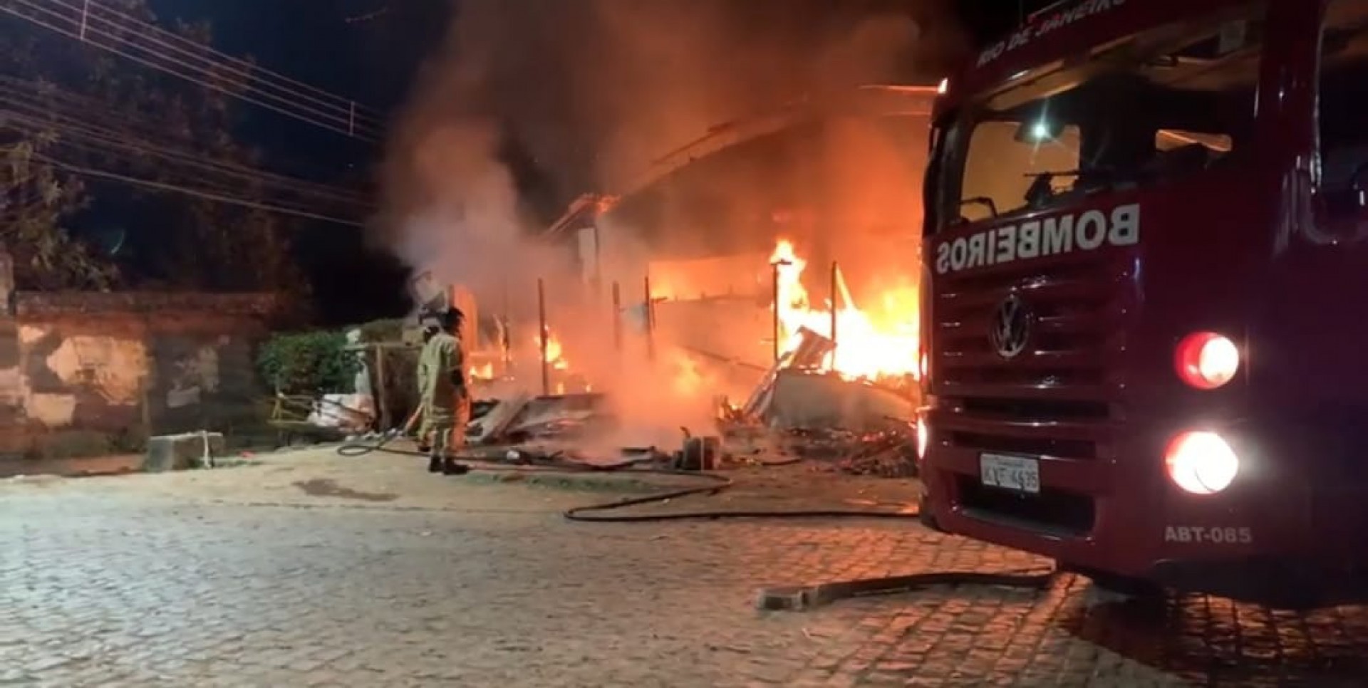 Equipes do Corpo de Bombeiros lutaram para controlar as altas chamas e evitar risco de explos&atilde;o - Cacau Rep&oacute;rter