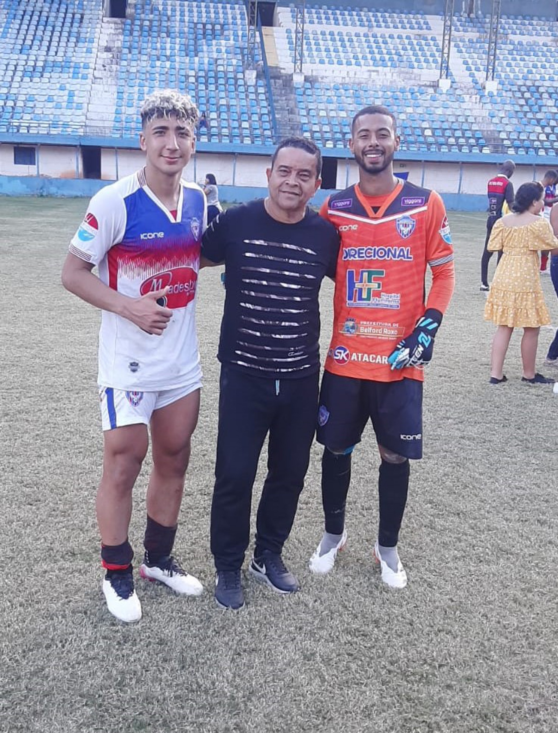 Jackson Macedo (centro), com o autor do primeiro gol, Rondon e o goleiro Bruno, que teve excelente participa&ccedil;&atilde;o na partida - Marcos Leandro / SEBR