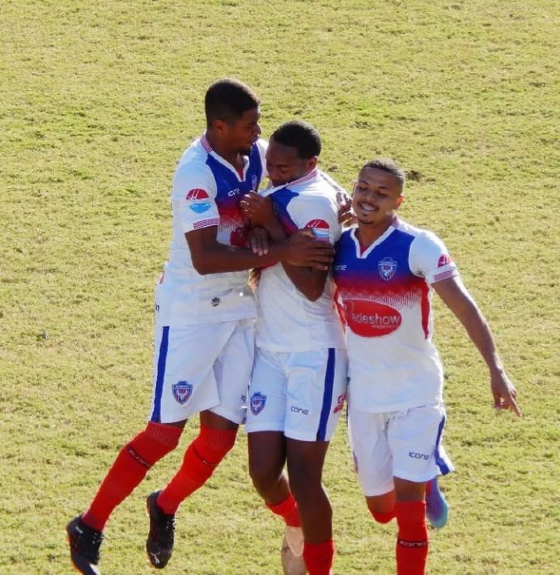 O zagueiro Rafael e o volante Jefinho comemorando o gol do Buscap&eacute; (Centro) - Marcos Leandro / SEBR