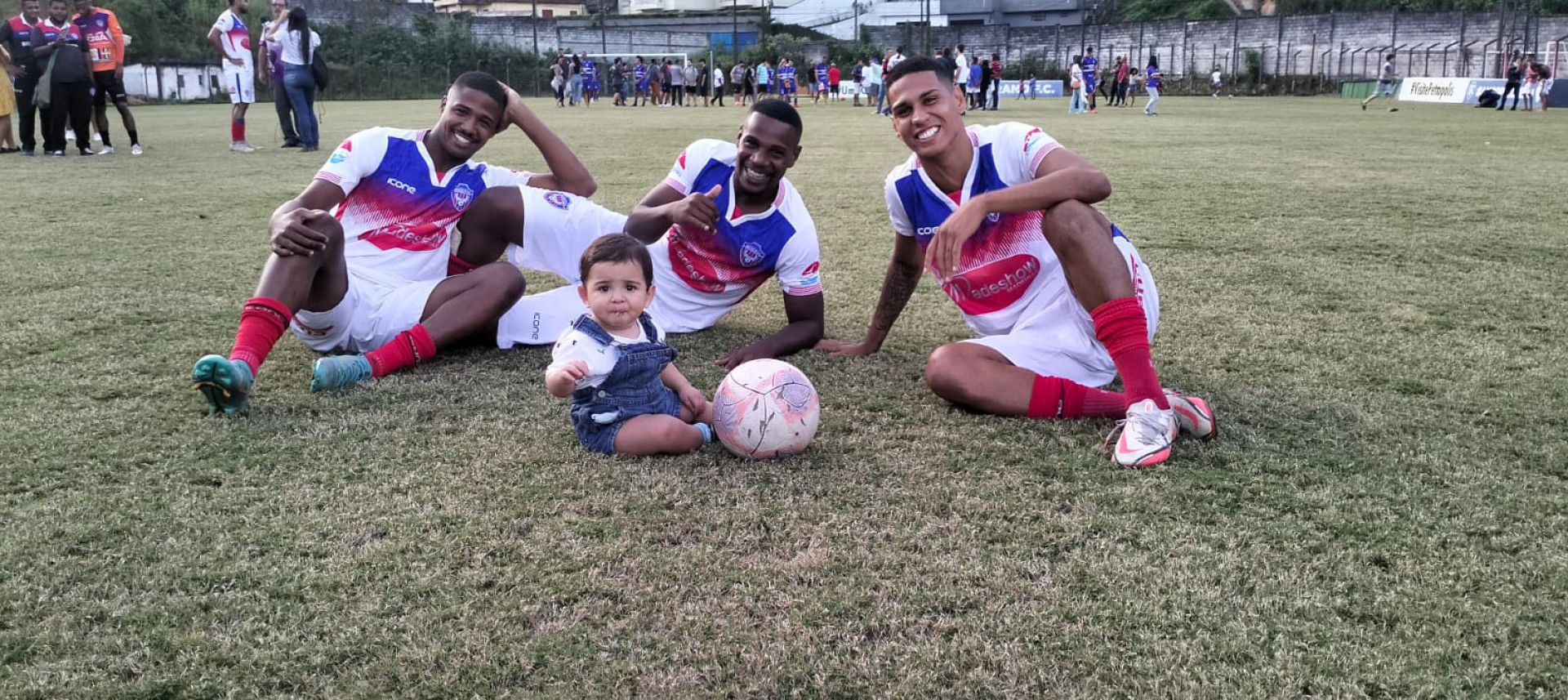 O jovem torcedor Theo Leal, j&aacute; acompanha os jogos do SE Belford Roxo, com os jogadores Klebinho, Santos e Caio - Marcos Leandro / SEBR