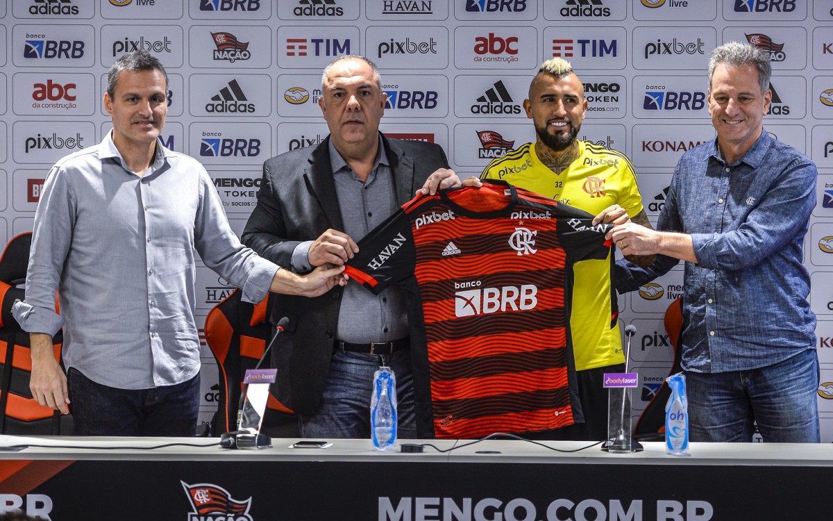 Marcos Braz ao lado de Vidal em apresentação do chileno no Flamengo
