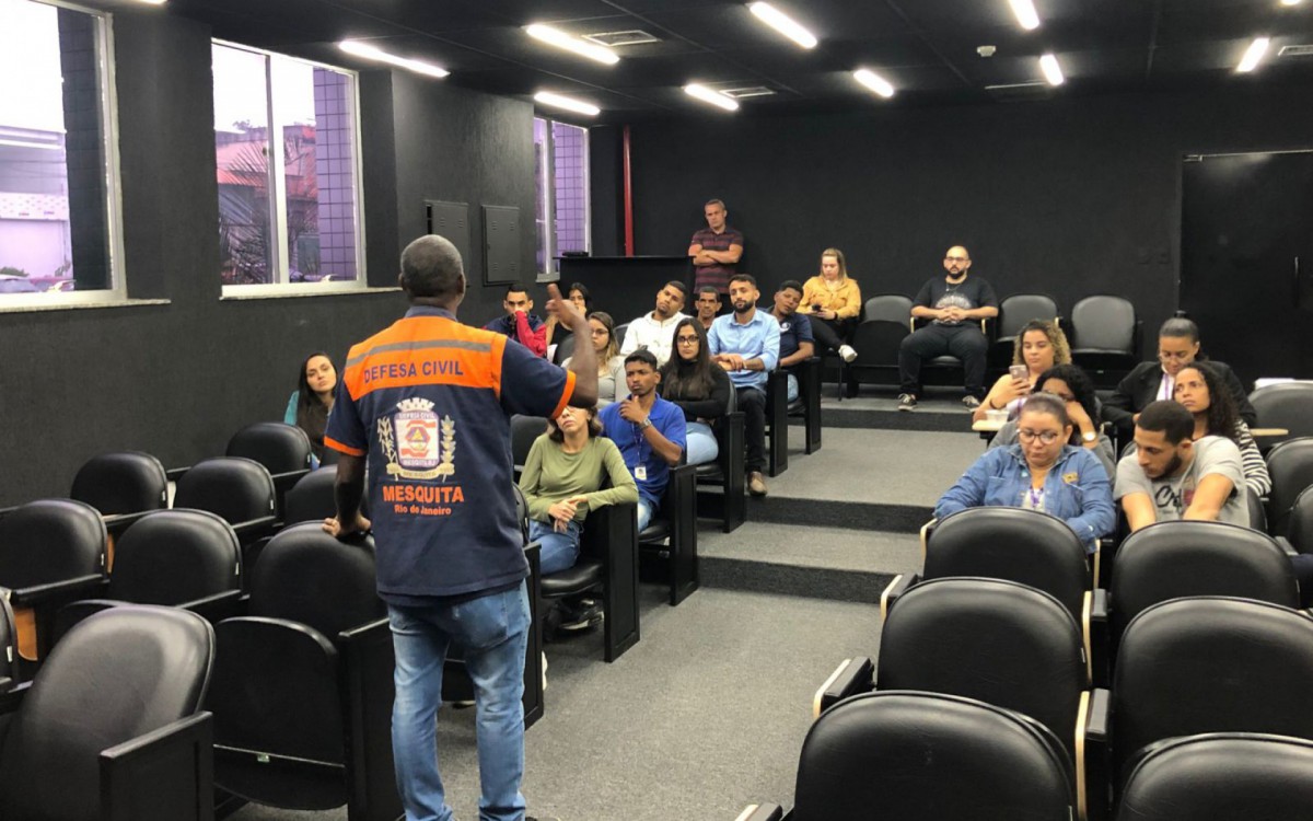 Funcion&aacute;rio da sede da prefeitura passam por palestra de combate a inc&ecirc;ndio