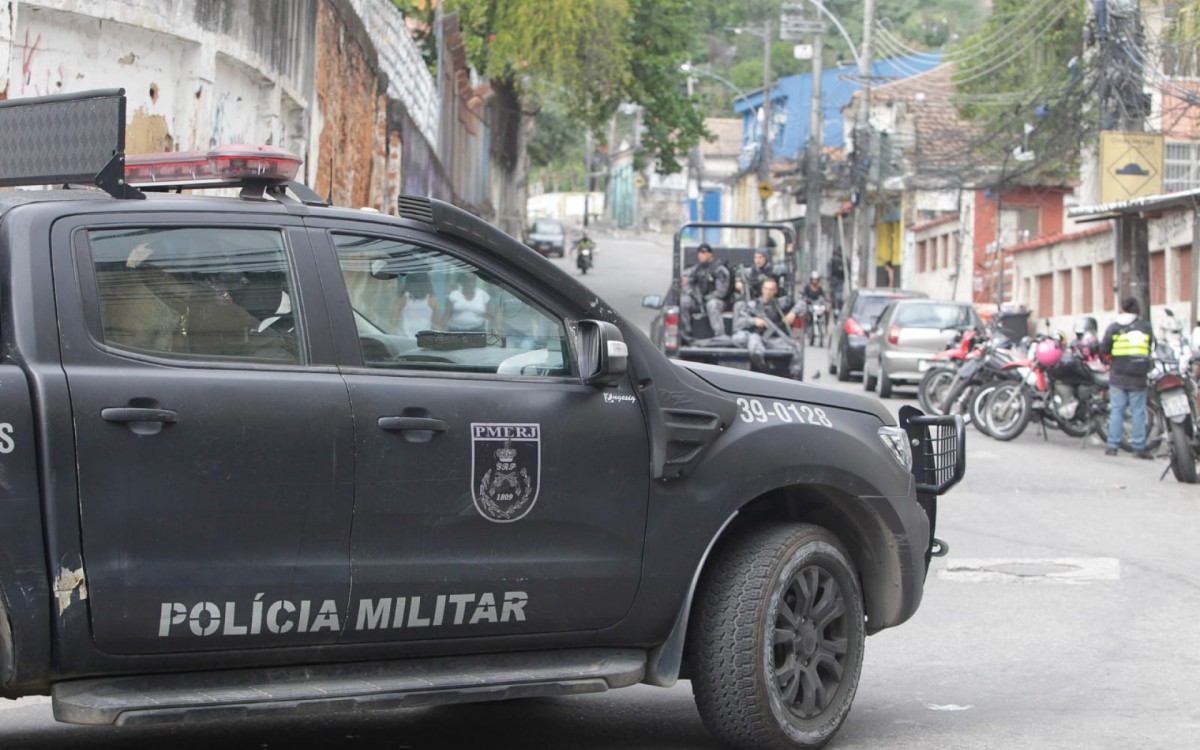 Policiais militares em um dos acessos ao Morro do Gambá, Complexo do Lins - Reginaldo Pimenta/Agência O DIA