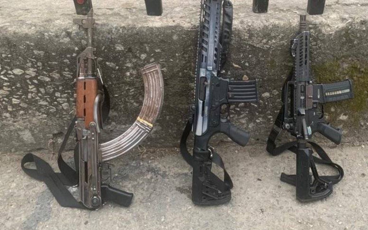 No Complexo da Pedreira foram apreendidos tr&ecirc;s fuzis de fabrica&ccedil;&atilde;o estrangeira e quatro r&aacute;dios comunicadores - Divulga&ccedil;&atilde;o/PMERJ