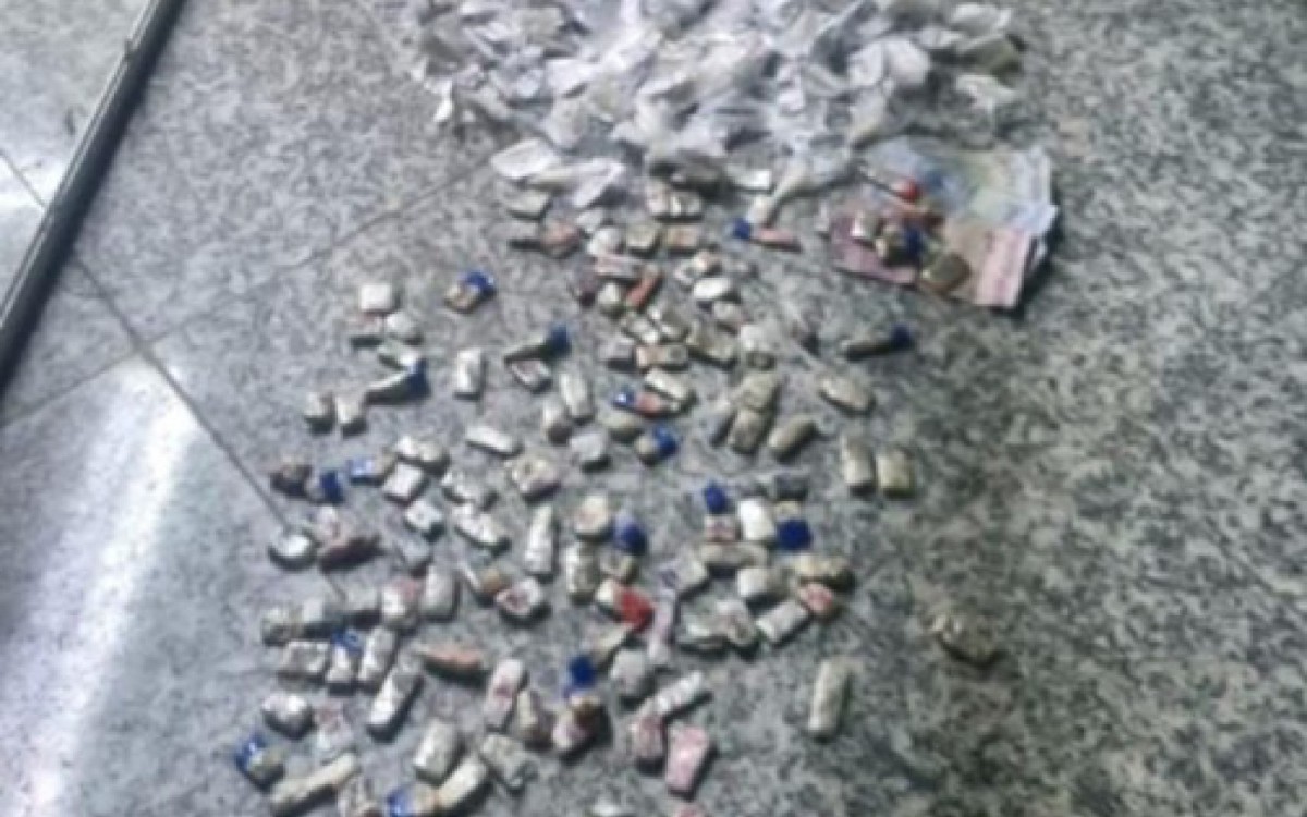 Foram encontradas 155 c&aacute;psulas de coca&iacute;na, 164 buchas de maconha &eacute; R$ 17 em esp&eacute;cie