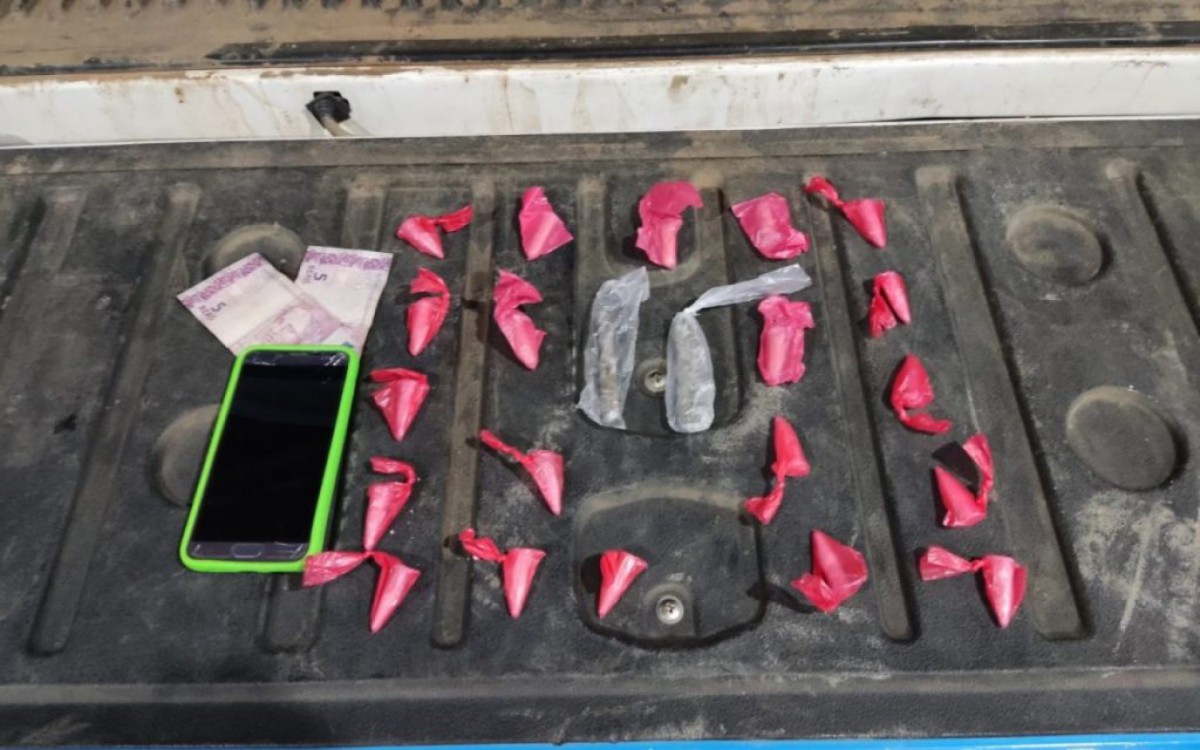 Foram arrecadados 20 pinos de coca&iacute;na, duas buchas de maconha, R$ 10 em esp&eacute;cie e um aparelho celular