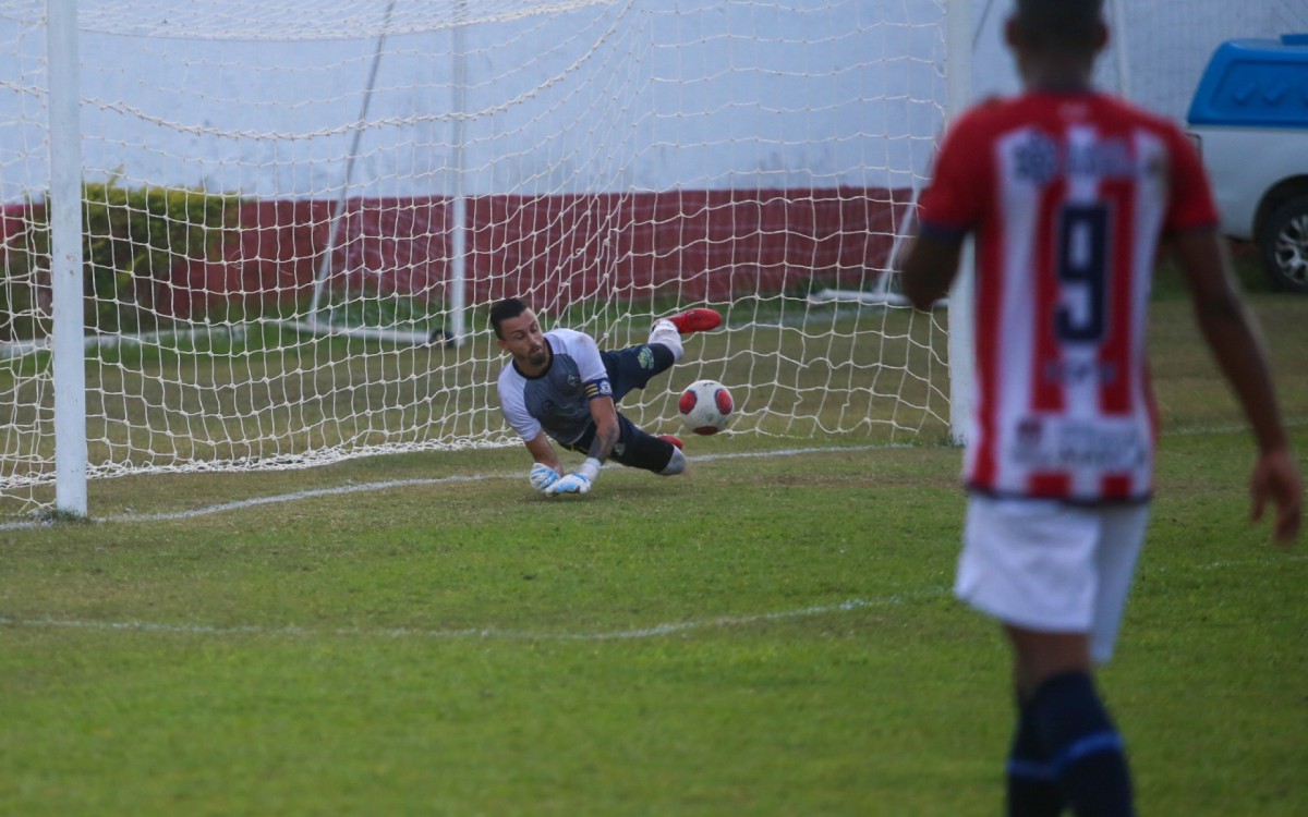Aos 48, próximo do fim do jogo, o árbitro marcou pênalti para o Maricá. O goleiro Milton Raphael pulou para o seu canto direito, defendeu e garantiu os três pontos para o Macaé Esporte