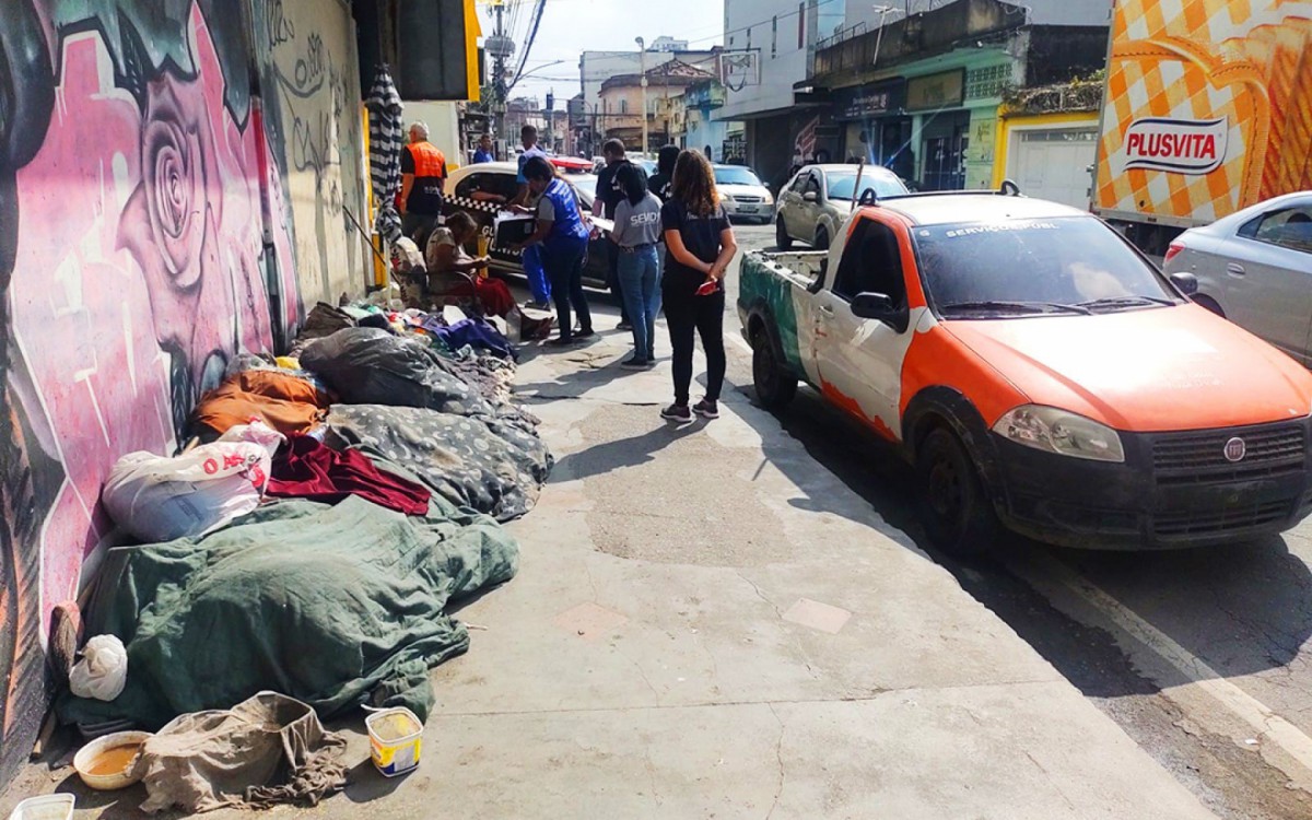 Equipes de Nil&oacute;polis com pessoas em situa&ccedil;&atilde;o de rua deitadas nas ruas