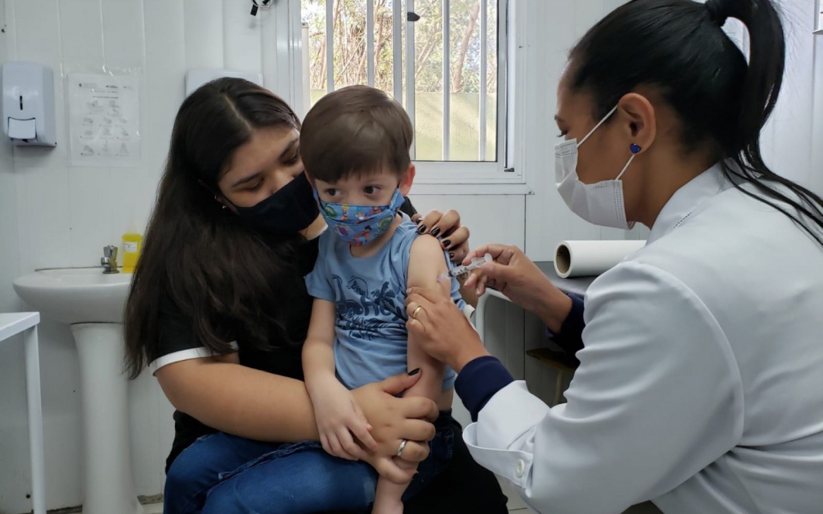 Carolina Edit e o irmão João Gabriel no primeiro dia de vacinação contra covid-19 para crianças de 3 e 4 anos em VR  - Cris Oliveira-Secom