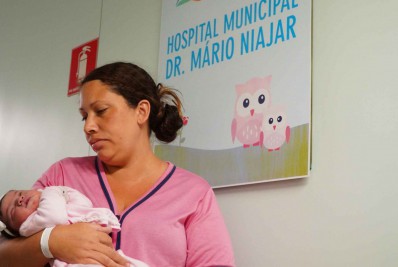 Mulher grávida que salvou filha de pitbulls dá à luz em São Gonçalo