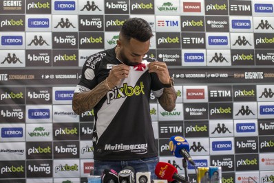 Alex Teixeira é apresentado e diz ter recusado outras propostas: 'Única opção era o Vasco'