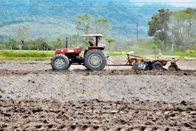 Magé acumula mais de 300 horas de serviço gratuito de aragem do solo em 2022