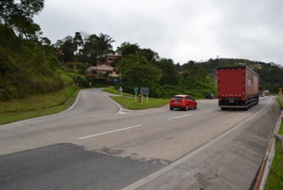 Carreta de grande porte vai interditar descida da serra na madrugada de terça-feira