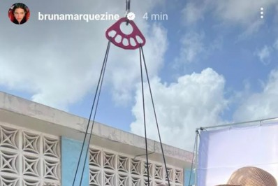 No elenco de 'Besouro Azul', Bruna Marquezine surge caracterizada durante gravação