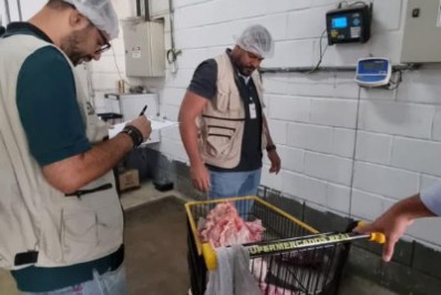 Fiscalização flagra 40kg de carnes e outros alimentos impróprios para uso em supermercado
