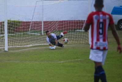 Milton Raphael pega pênalti, Macaé vence Maricá e comemora aniversário com chance de classificação