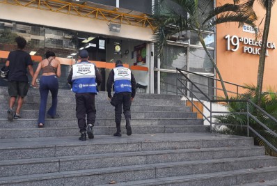 Casal é preso por agentes do Segurança Presente com drogas na Tijuca