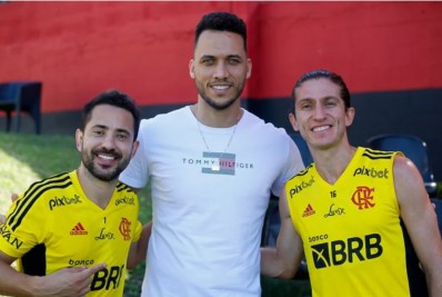 Sobrevivente da tragédia da Chape visita o Ninho e elogia o Flamengo: 'Cada vez maior'