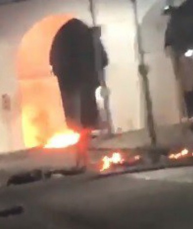 Moradores atearam fogo em lixo durante conflito com policiais na Lapa - Reprodução de vídeo