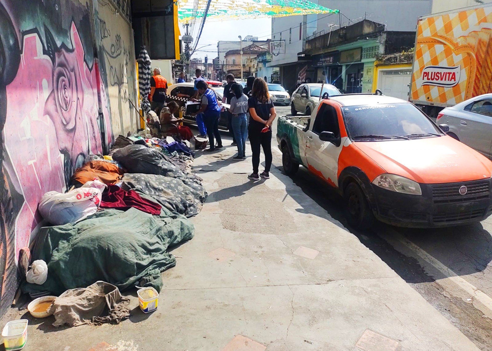 Equipes de Nilópolis com pessoas em situação de rua deitadas nas ruas - Divulgação