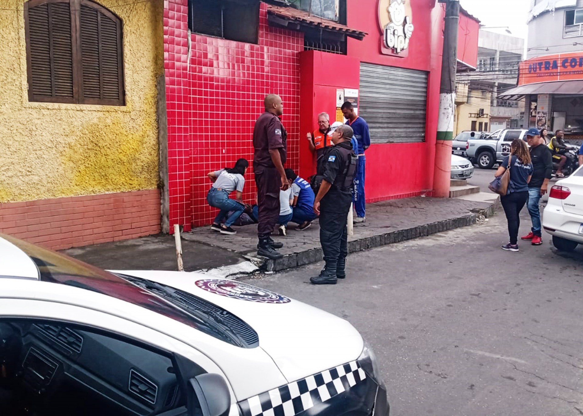 Durante a a&ccedil;&atilde;o, a SEMSERP recolheu os entulhos que eram acumulados nas cal&ccedil;adas por algumas pessoas e que poderiam atrapalhar a circula&ccedil;&atilde;o de pedestres e comerciantes - Divulga&ccedil;&atilde;o / PMN