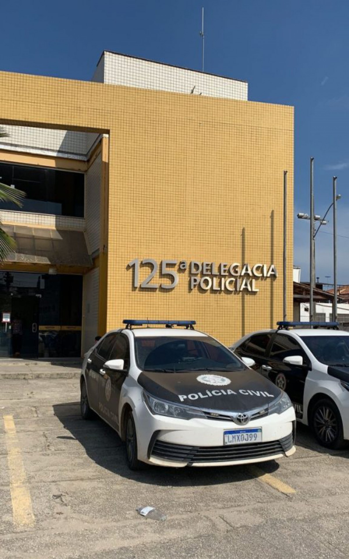 Com o apoio da 125ª DP, sob o comando do delegado Milton Siqueira, o gerente do local foi levado à delegacia, onde foi autuado pelo crime de desobediência.