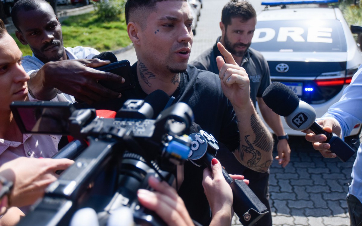 RJ - Agentes da Delegacia de Repress&atilde;o a Entorpecentes (DRE-RJ) conduziram o rapper Filipe Ret, de Angra dos Reis, Costa Verde do estado, at&eacute; a sede a especializada, no Jacarezinho, na Zona Norte do Rio, na manh&atilde; desta ter&ccedil;a-feira (19).