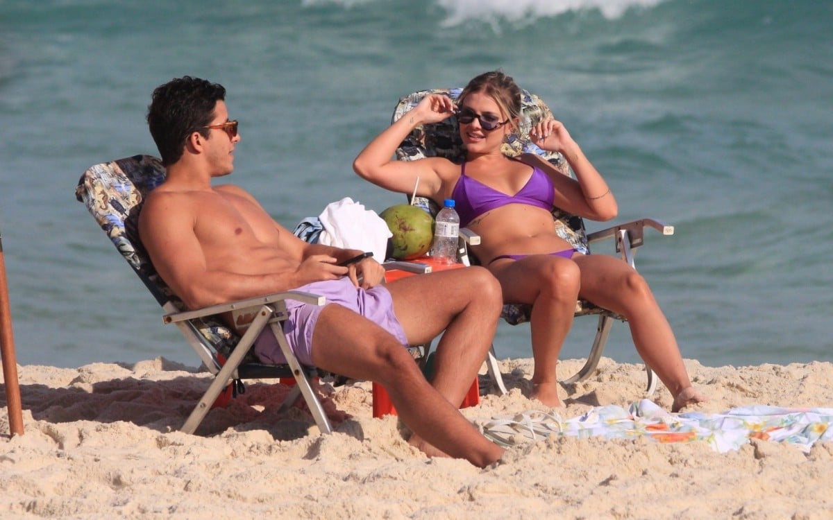 Ricky Tavares e Carol Bresolin curtem dia de praia na Zona Oeste do Rio - Fabricio Pioyani / Ag. News