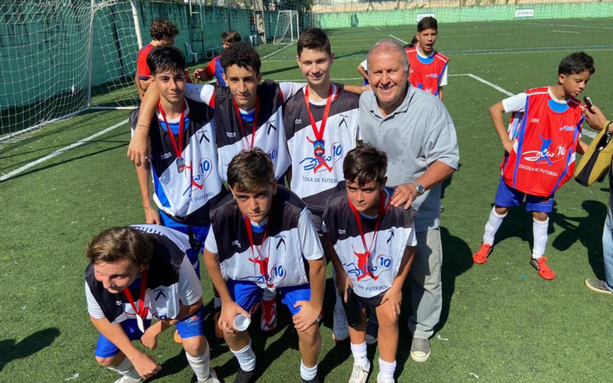 Zico ao lado de equipes de base