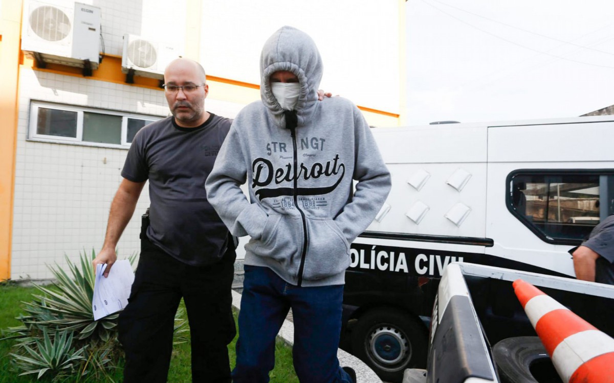 O cirurgi&atilde;o pl&aacute;stico equatoriano Bolivar Guerrero Silva, de 63 anos, foi preso nesta segunda-feira (18) sob acusa&ccedil;&atilde;o de manter uma paciente em c&aacute;rcere privado - Reginaldo Pimenta/Ag&ecirc;ncia O DIA