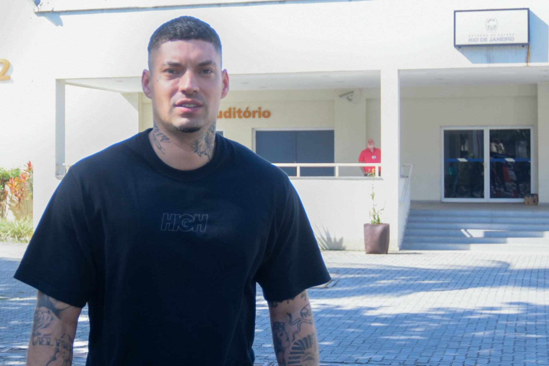 RJ - Agentes da Delegacia de Repressão a Entorpecentes (DRE-RJ) conduziram o rapper Filipe Ret, de Angra dos Reis, Costa Verde do estado, até a sede a especializada, no Jacarezinho, na Zona Norte do Rio, na manhã desta terça-feira (19). - Vanessa Ataliba
