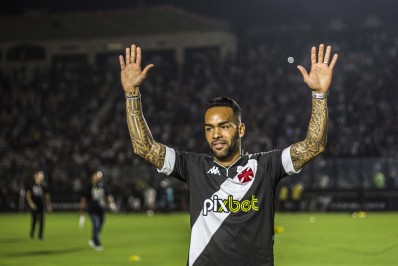 Após pagamento de dívida, Fifa autoriza e Vasco pode registrar Alex Teixeira