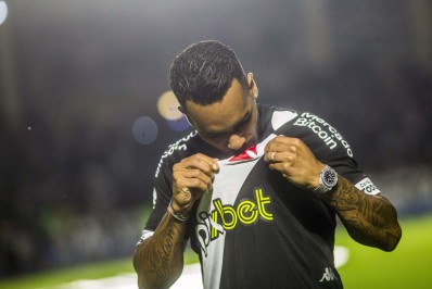 Vasco solicita Maracanã para provável estreia de Alex Teixeira