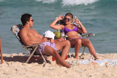 Ricky Tavares curte dia de sol ao lado da namorada na praia da Barra